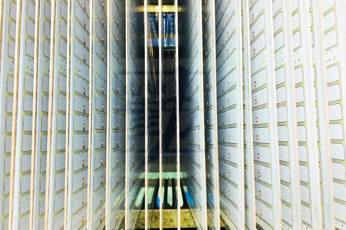 PCB的主要功能是什么：提供机械支撑 PCB为集成电路等各种